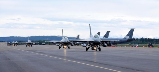 ５日午前２時、韓国空軍忠州（チュンジュ）基地を離陸したＫＦ－１６編隊が約９時間の飛行を終えて米国現地時間で４日１８時、アラスカ州アイルソン空軍基地に着陸して地上滑走している。［写真　韓国空軍］