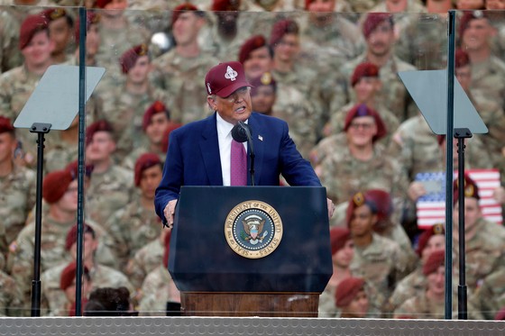 １０日（現地時間）、米国陸軍創設２５０周年を記念してノースカロライナのフォート・ブラッグ陸軍基地で演説をするドナルド・トランプ大統領。［写真　ＡＰ＝聯合ニュース］