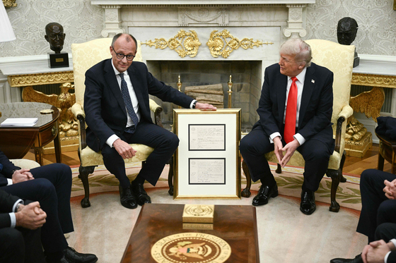 ５日、米ホワイトハウスで会談したトランプ大統領とメルツ首相　［ＡＰ＝聯合ニュース］