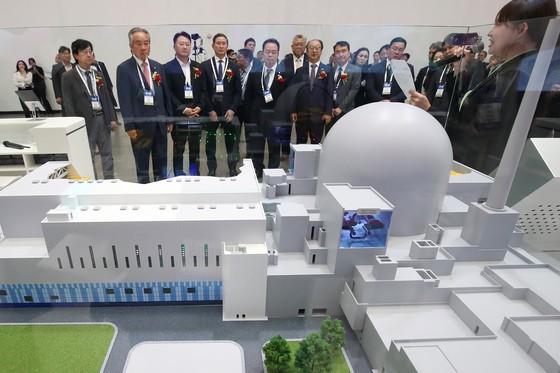 １１日に大邱のＥＸＣＯで開かれた「２０２５大韓民国電気産業エキスポ」で来賓が韓国型原発「ＡＰＲ１０００」の模型を見ている。［写真　ニュース１］