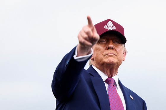 米国のドナルド・トランプ大統領が１０日（現地時間）、米国ノースカロライナ州フォート・ブラッグで開かれた遊説中に前方を指差している。［写真　ロイター＝聯合ニュース］