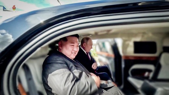 ２０２３年９月１３日、ロシア・アムール州ボストチヌイ宇宙基地でロシア大統領の専用車「アウルス」にウラジーミル・プーチン大統領と共に乗車した北朝鮮の金正恩（キム・ジョンウン）国務委員長。［写真　朝鮮中央テレビ・米環境保護局（ＥＰＡ）＝聯合ニュース］