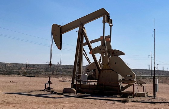 米国ニューメキシコ州パーミアン盆地の石油ボーリング施設。［写真　ロイター＝聯合ニュース］