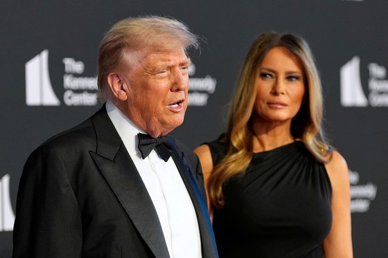 米国のドナルド・トランプ大統領とメラニア夫人は１１日（現地時間）、ミュージカル『レ・ミゼラブル』開幕公演を観覧するためにワシントンＤ．Ｃ．に位置したケネディセンターに到着した。［写真　ＡＰ＝聯合ニュース］
