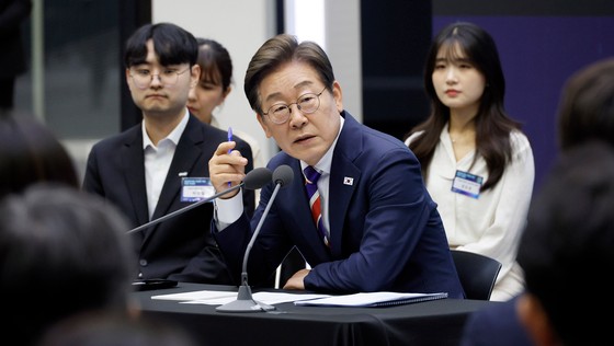 李在明大統領が１１日、ソウルの韓国取引所で株式市場不公正取引根絶に向けた現場懇談会を主宰している。［写真　大統領室写真記者団］