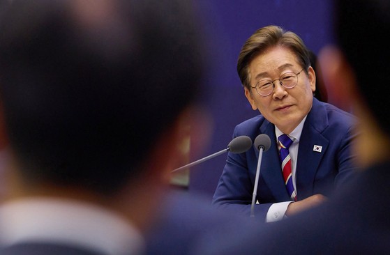 韓国の李在明（イ・ジェミョン）大統領が１１日、ソウル永登浦区（ヨンドンポク）の韓国取引所で開かれた株式市場不公正取引根絶のための現場懇談会で出席者の質問を傾聴している。［写真　ニュース１］