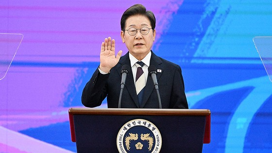 韓国第２１代大統領に当選した李在明（イ・ジェミョン）大統領が４日午前、ソウル汝矣島（ヨイド）国会本館ロタンダホールで就任宣誓をしている。イム・ヒョンドン記者