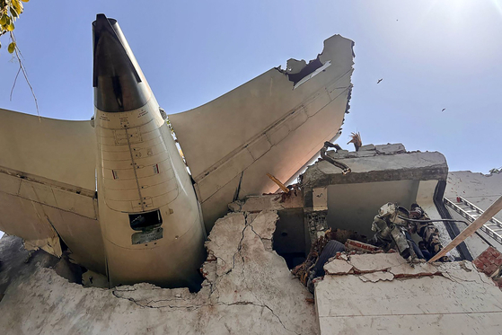   居住地域に墜落したエア・インディアの旅客機［写真　ＡＦＰ＝聯合ニュース］