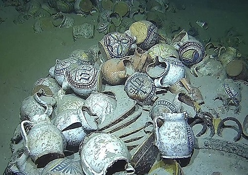   フランスの海底２５００メートルから発見された難破船のがれき。［写真　ＡＦＰ＝聯合ニュース］