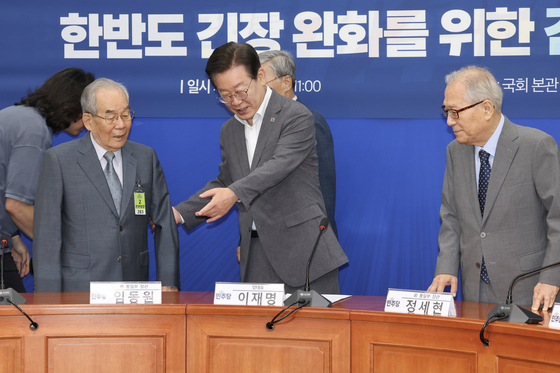 韓国の李在明（イ・ジェミョン）大統領が共に民主党代表を務めていた昨年６月、「韓半島（朝鮮半島）緊張緩和のための緊急懇談会」を主宰する前の様子。丁世鉉（チョン・セヒョン）元統一部長官（右）は大統領選挙期間中、李氏の外交諮問グループ「グローバル責任強国委員会」で活動した。チョン・ミンギュ記者