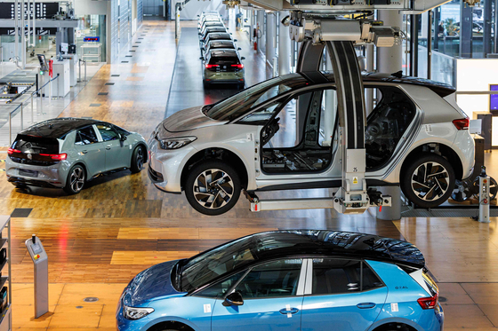ドイツ自動車製造企業フォルクスワーゲン（ＶＷ）の「ＩＤ．３」電気自動車組み立てラインで職員が作業している。フォルクスワーゲングループは２０２５年末にこの工場での自動車生産を中断する計画だ。　［写真　ＡＦＰ＝聯合ニュース］