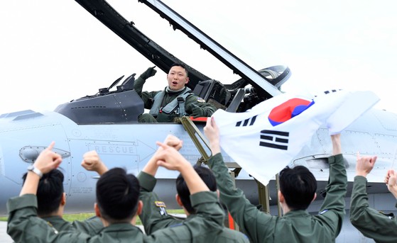 レッドフラッグ訓練参加のために空軍忠州（チュンジュ）基地を出発したＫＦ－１６が４日（現地時間）、米アラスカ州アイルソン基地に着陸し、歓呼を受けている。　空軍