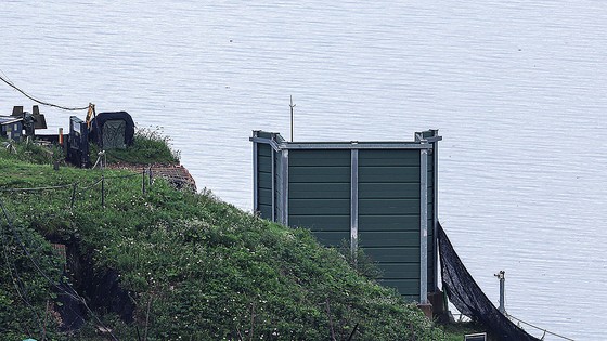京畿道坡州市（パジュシ）の境界地域の韓国側哨所に対北朝鮮拡声器と推定される構造物が設置されている。李在明（イ・ジェミョン）大統領は１１日、最前方一帯で稼働中の対北朝鮮拡声器放送を全面中断するよう指示した。　［ニュース１］