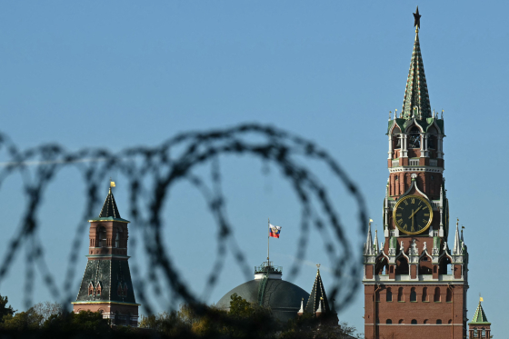 鉄条網の向こうに見えるロシア大統領府。建物のドームの上にロシアの旗が見える。昨年１０月撮影。　［ＡＦＰ＝聯合ニュース］
