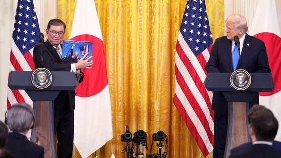 トランプ米大統領（右）と石破茂首相　［ＡＰ＝聯合ニュース］