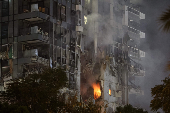 イランの空爆で破壊されたイスラエルのテルアビブの建物。［写真　ＡＦＰ＝聯合ニュース］