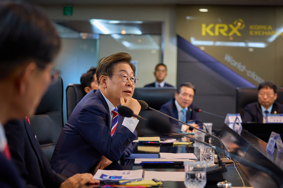 李在明大統領が１１日にソウルの韓国取引所統合管制センターを訪問し証券市場の市況と市場監視体系のブリーフィングを受けている。［写真　韓国大統領室］