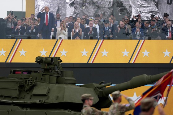 米国のドナルド・トランプ大統領が１４日、陸軍創設２５０周年記念閲兵式に出席して敬礼をしている。［写真　ＡＰ　＝聯合ニュース］