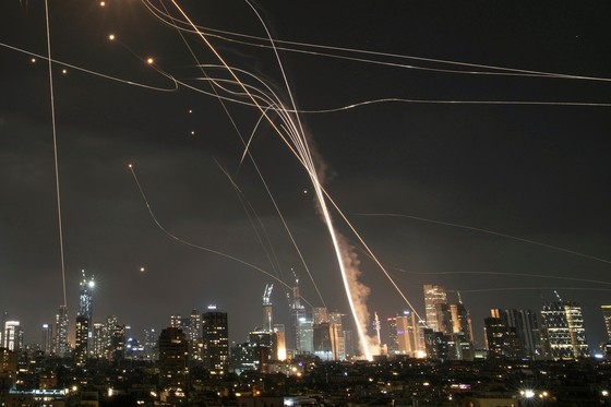   イランのミサイルを撃墜するために作動したイスラエルのアイアンドーム。［写真　ＡＰ＝聯合ニュース］
