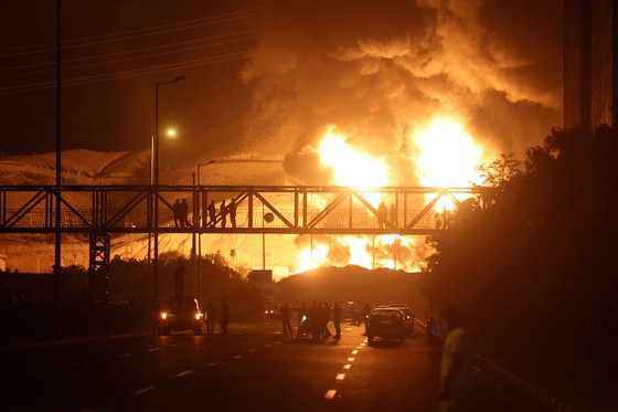 １５日、イランの主要首脳部と核施設を狙ったイスラエルの空爆によりイランの首都テヘランにあるガス・石油貯蔵所から火柱が上がっている。［写真　ロイター＝聯合ニュース］