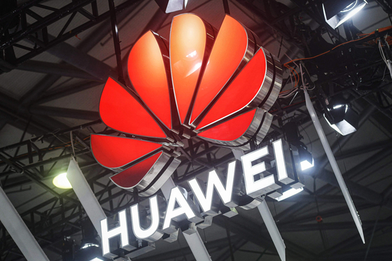  昨年４月に上海で開かれたモバイルワールドコングレス（ＭＷＣ）で登場したファーウェイのロゴ。［写真　ＡＦＰ＝聯合ニュース］