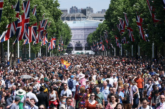 英国王の公式誕生日パレードを見るために集まった人々。［写真　ロイター＝聯合ニュース］