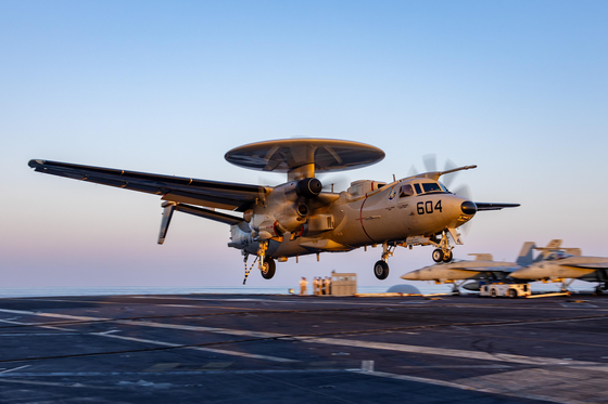 Ｅ－７の代わりに導入が推進されるＥ－２Ｄアドバンスドホークアイ早期統制機　［写真　米海軍］