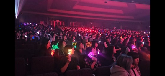 今月1日、ボーイズアイドル「ＣＬＯＳＥ　ＹＯＵＲ　ＥＹＥＳ」の横浜ファンミーティングに多くのファンたちが参加した。チョン・ウォンソク記者