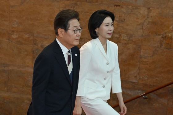 ４日、ソウル汝矣島（ヨイド）国会ロタンダホールで開かれた略式就任式に入場する李在明（イ・ジェミョン）大統領と金恵景（キム・ヘギョン）夫人　イム・ヒョンドン記者