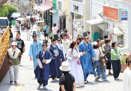 ５月２６日、釜山沙下区（プサン・サハク）の甘川（カムチョン）マウルの様子。多くの外国人観光客で賑わっている。［写真　聯合ニュース］