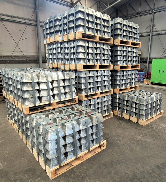 高麗亜鉛温山精練所のアンチモニー出荷場。［写真　高麗亜鉛］