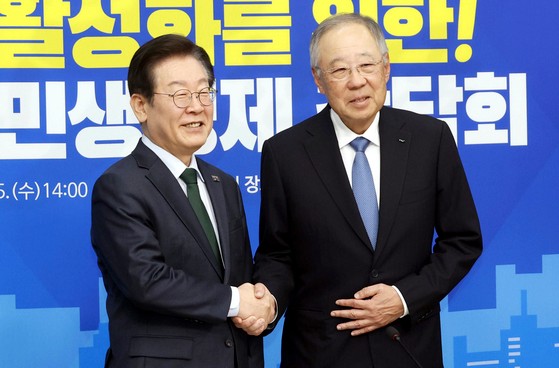 ３月５日、「共に民主党」の李在明代表（左）と韓国経済人協会の柳津会長が国会で開かれた民主党と韓国経済人協会の民生経済懇談会であいさつしている。イム・ヒョンドン記者