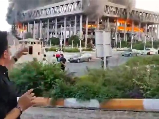 イラン国営放送「ＩＲＩＢ」が１６日午後（現地時間）、イスラエルから爆撃を受けた。ＩＲＩＢ本社の建物が火に包まれている様子。［写真　聯合ニュース］