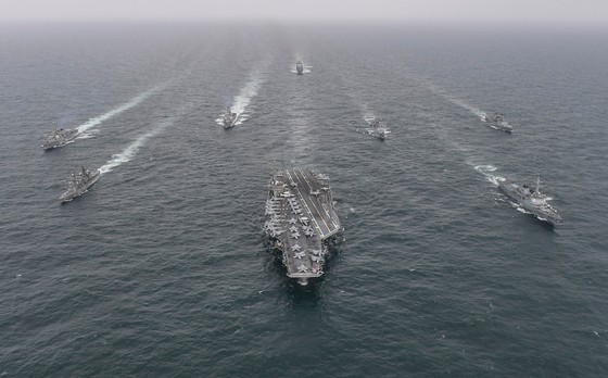 ２０２３年４月、済州（チェジュ）で行われた韓米日合同海軍訓練当時、米海軍の空母「ＵＳＳニミッツ」が韓国と日本の先端を導いて航海している。［写真　ＡＰ＝聯合ニュース］