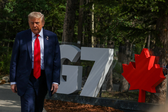 Ｇ７首脳会議公式歓迎式に入場するトランプ大統領。［写真　ロイター＝聯合ニュース］