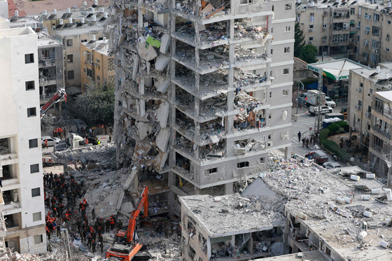 １５日（現地時間）、イスラエル・テルアビブ南部都市バトヤムがイランのミサイル報復攻撃を受けた。　［ＡＦＰ＝聯合ニュース］