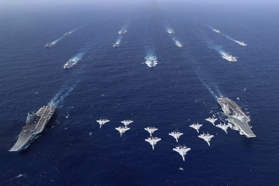 ２０２４年１０月、中国航空母艦「遼寧」と「山東」が南シナ海の海上で連合訓練をしている。　［新華＝聯合ニュース］