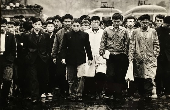 日本を代表する写真家、桑原史成さんがレンズを通して見た韓国の１９６５年４月１９日の風景だ。当時、学生たちを中心に韓国と日本の修交のために行われた韓日会談反対デモがソウルの都心で激しく行われていた。この日学生たちは４．１９（四月革命）から５周年を迎えて沈黙デモに出た。桑原さんは当時学生たちの反対が「植民地時代の反感から出たもの」と話した。［写真　桑原史成］