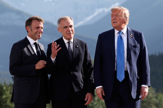 １６日（現地時間）、カナダ・カナナスキスで開催された主要７カ国首脳会議（Ｇ７サミット）に出席した主要国の首脳たち。左からフランスのエマニュエル・マクロン大統領、カナダのマーク・カーニー首相、米国のドナルド・トランプ大統領。［写真　ＡＰ＝聯合ニュース］