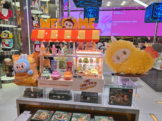 中国北京のあるポップマートショップで販売中の「ＬＡＢＵＢＵ（ラブブ）」キャラクター商品。イ・ドソン特派員