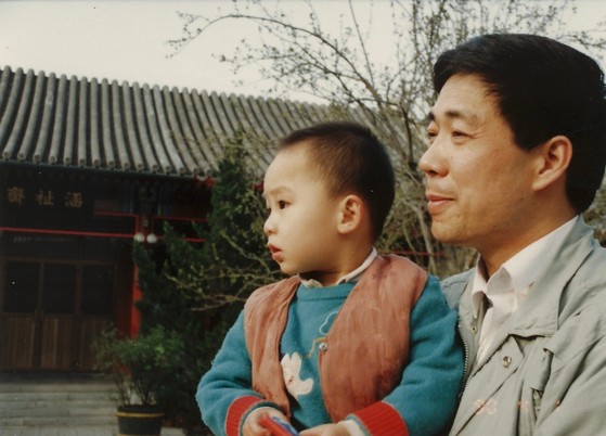 １６日に父の日を迎え中国の薄熙来元政治局委員兼重慶市当委員会書記の息子の薄瓜瓜氏がソーシャルメディアのＸに投稿した写真。薄瓜瓜氏は父の失脚後の１３年間で自信を育てたと強調した。［Ｘ　キャプチャー］