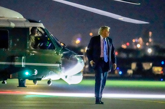 米国のドナルド・トランプ大統領が１６日（現地時間）、カナダから米国ワシントンに戻るためにカルガリー国際空港でエアフォースワンのほうへ向かっている。Ｇ７サミット（主要７カ国首脳会議）に出席したトランプはイスラエルとイランの報復戦激化を理由にこの日早期に帰国した。これと同時にＮＳＣを招集した。［写真　ＡＰ＝聯合ニュース］