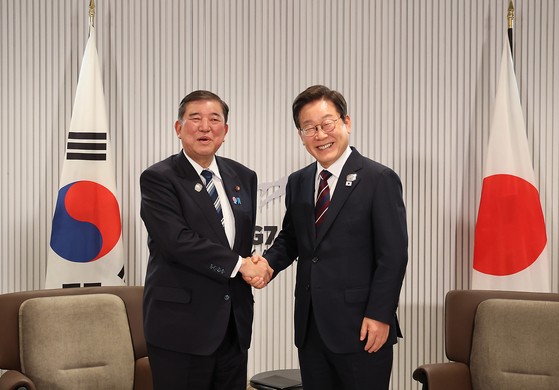 韓国の李在明（イ・ジェミョン）大統領と日本の石破茂首相が１７日（現地時間）、カナダ・アルバータ州カナナスキス主要７カ国首脳会議（Ｇ７サミット）会場で開かれた韓日首脳会談で握手をしている。［写真　聯合ニュース］