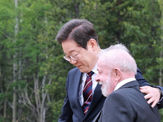 李在明大統領が１７日（現地時間）、カナダ・アルバータ州カナナスキスの主要７カ国（Ｇ７）サミット会場で記念集合写真を撮影した後、ブラジルのルーラ・ダシルバ大統領と並んで歩いている。［写真　大統領室写真記者団］