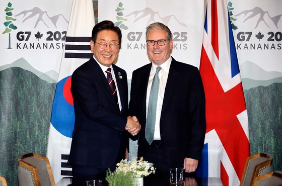 韓国の李在明（イ・ジェミョン）大統領（左）がカナダ・アルバータ州カナナスキスで１７日（現地時間）に開かれた２０２５　Ｇ７サミット（主要７カ国首脳会議）で英国のキア・スターマー首相（右）と二者会談をしている。［写真　大統領室写真記者団］
