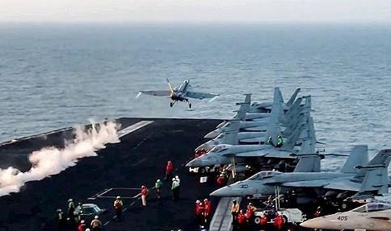 米空母から離陸する戦闘機　［ＡＦＰ＝聯合ニュース］