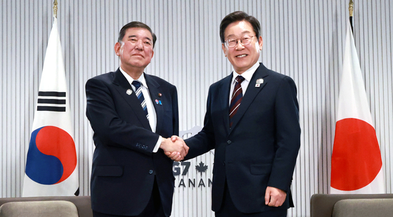 韓国の李在明（イ・ジェミョン）大統領と石破茂首相が１７日（現地時間）、カナダ・アルバータ州カナナスキスの主要７カ国首脳会議（Ｇ７サミット）会場で開かれた韓日首脳会談で握手している。 キム・ヒョンドン記者