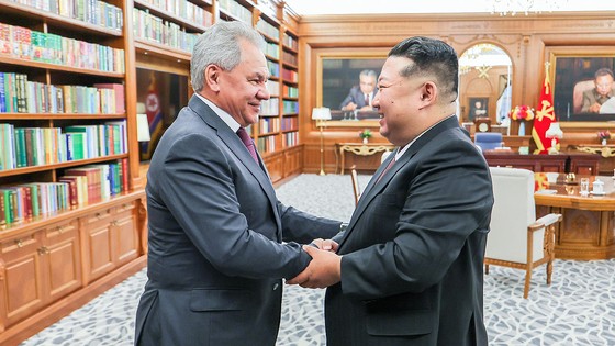 北朝鮮の金正恩（キム・ジョンウン）国務委員長が４日、党中央委員会本部庁舎でロシアのウラジーミル・プーチン大統領の委任を受けて北朝鮮を訪問したセルゲイ・ショイグ安全保障会議書記と面会した様子。［写真　聯合ニュース］