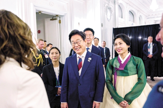 韓国の李在明（イ・ジェミョン）大統領と金恵景（キム・ヘギョン）夫人が１６日（現地時間）、カナダ・カルガリーのホテルで開かれたカナダ総督夫妻主催の主要７カ国首脳会議（Ｇ７サミット）招待国レセプションに出席している。 ［写真　大統領室写真記者団］