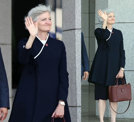  李在明大統領を見送るカナダのタマラ・マウヒニー駐韓大使［写真　聯合ニュース・ニュース１］